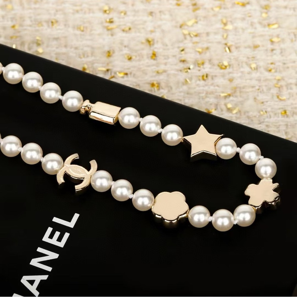 CHANEL White Pearl Necklace Timeless Elegance - Picture 4 of 7